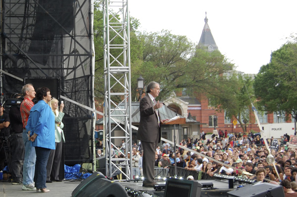 Chairman Markey speaks to the crowd